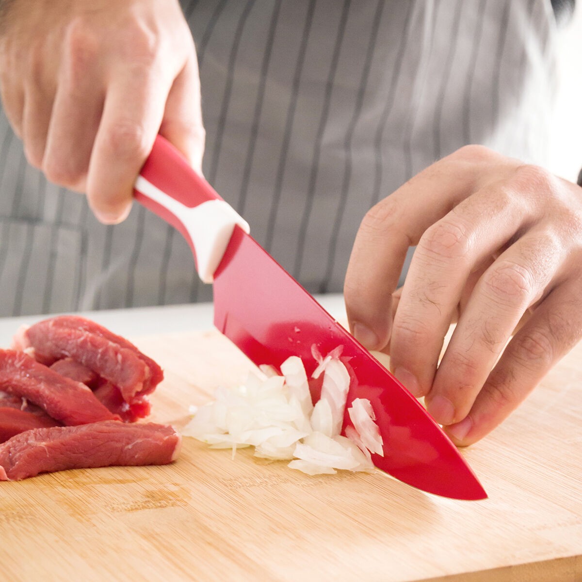 Couteau De Cuisine En Céramique Avec Protection à Lame Enlevée Sur Planche  à Découper Image stock - Image du cuisine, manger: 214616401